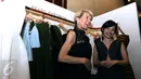 Menlu Australia, Julie Bishop berbincang dengan desainer Peggy Hartanto saat mengunjungi Fashion Week 2017 di Jakarta, Rabu (26/10). Dalam kunjungannya Julia Bishop melihat karya-karya desainer Indonesia. (Liputan6.com/Gempur M Surya)