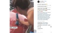 Seorang wanita memperbaiki bodi penyok hanya menggunakan alat bantu seks, dildo. (instagram @ea_world)