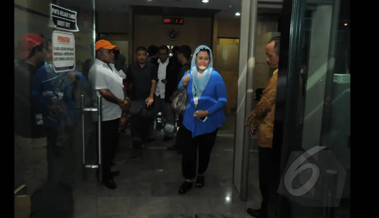 Putri almarhum Gus Dur, Yenny Wahid berjalan keluar seusai bertemu dengan para pemimpin KPK, Jakarta, Sabtu (24/1/2015). (Liputan6.com/Herman Zakharia)