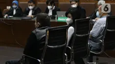 Tiga petinggi PT Adonara Propertindo yang menjadi terdakwa dugaan tindak pidana korupsi pengadaan tanah di Munjul, Rudy Hartono Iskandar, Anja Runtuwene dan Tommy Adrian (kiri ke kanan) saat sidang pembacaan tuntutan di Pengadilan Tipikor Jakarta, Kamis (10/2/2022). (Liputan6.com/Helmi Fithriansyah)