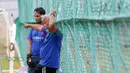 Pelatih kiper Kurnia Sandy dan asisten pelatih Satia Bagdja mengamati latihan T-Team di Lapangan Gong Badak, Kuala Terengganu, Malaysia, Selasa (26/01/2016). (Bola.com/Nicklas Hanoatubun)