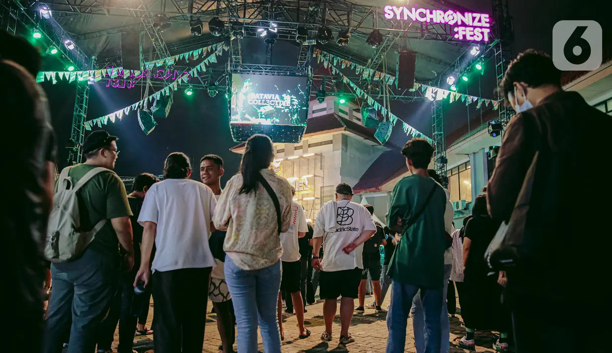 Penonton menyaksikan pertunjukan musik pada hari pertama Synchronize Fest 2022 di Gambir Expo, Kemayoran, Jakarta, Jumat (7/10/2022). Festival musik bergengsi Synchronize Fest 2022 kembali berjalan secara offline selama tiga hari mulai 7, 8, dan 9 Oktober 2022 di Gambir Expo. (Liputan6.com/Faizal Fanani)