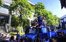 Lautan Biru Bobotoh Padati Bandung Sambut Pawai Juara Persib