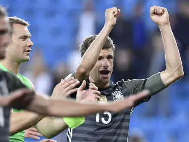 Pemain Jerman, Thomas Muller merayakan kemenangan timnya usai mengalahkan Norwegia 3-0 pada kualifikasi piala Dunia 2018 di Stadion Ullevaal, Oslo (5/9/2016) dini hari WIB. (AFP/ John Macdougall)