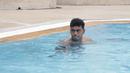 Pemain Timnas Indonesia U-22, Jeam Kelly Sroyer melakukan sesi berenang di Hotel Phnom Penh, Kamboja, Minggu (30/4/2023). Sesi ini hanya diikuti oleh pemain inti dan dilakukan dalam rangka mengembalikan kebugaran para pemain setelah pertandingan melawan Filipina di Grup A SEA Games 2023. (Bola.com/Gregah Nurikhsani)