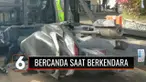 Waspadalah dalam berkendara. Lantaran bercanda saat berkendara, motor yang dikendarai dua remaja putri ini menabrak mobil pikap dari arah berlawanan. Satu korban tewas di tempat, dan korban lainnya tewas di perjalanan menuju rumah sakit.