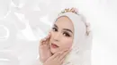 Tampilan mata bulat berkat softlens dipadukan dengan eye makeup bronze bikin tampila  deep eye yang menawan. Dipadukan dengan lipstik mauve yang bikin Ria Ricis terlihat mature [@fdphotography90]