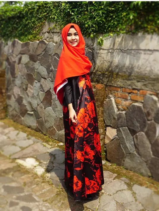 Berbagai pujian juga banjir dalam akun Instagramnya. "Bidadari syurga..adem liatnya" tulis hettynurfaz. "Brhijab trus yahh neng jgn d lepas . Cantik bgt" tulis susantysusii. (via Instagram @anisarahma_12)