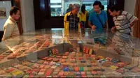 Beberapa pengunjung melihat koleksi sigaret kretek tangan di Museum Kretek Kudus, Jawa Tengah. (Antara)
