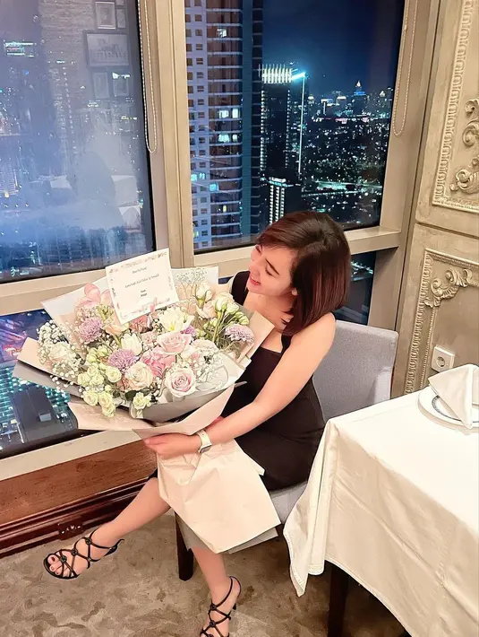 "Saya kenal 4-5 bulan. Kenal di sosial media. Ada usaha barengan kerja sama. Makin lama makin dekat, dan merasa satu frekuensi. Kami suka diskusi masalah bisnis, pekerjaan," tuturnya. [Instagram/anggawijaya88]