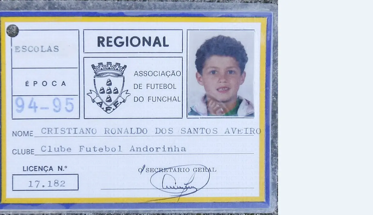 Kartu anggota klub Andorinha yang merupakan klub Cristiano Ronaldo saat berusia 9 tahun. (AFP/ Gregorio Cunha)