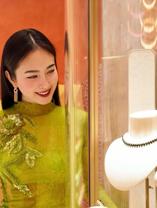 Makeup look-nya pun berganti menjadi lebih fresh dengan lipstik berry dan blush merona [@poytreechada]