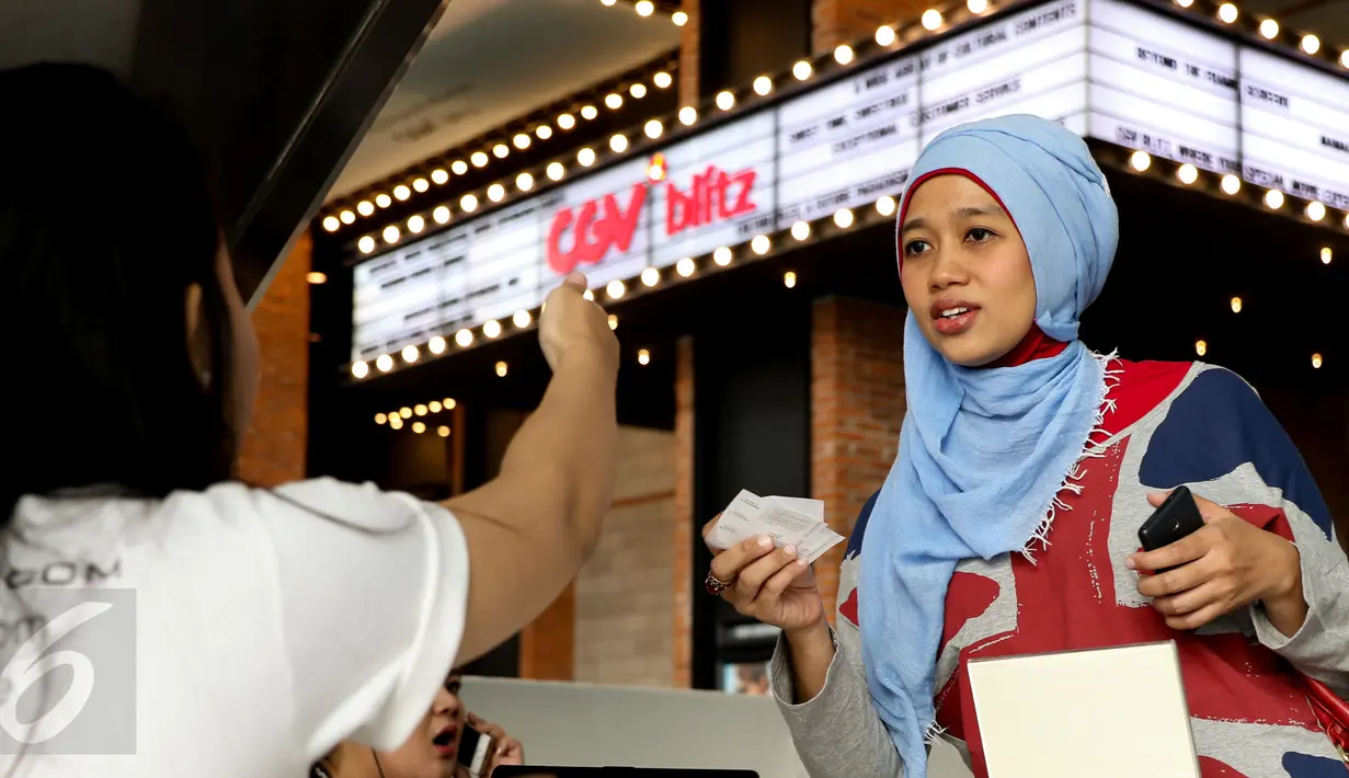 Seorang Cinemaholic saat melakukan registrasi di Blitz Megaplex, Jakarta, Sabtu (8/8/2015). Cinemaholic bersama Liputan6.com gelar nonton bareng Mision Impossible Rogue Nation (Liputan6.com/Helmi Afandi)