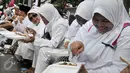 Sejumlah ibu-ibu demonstran beristirahat sambil makan di Jalan Medan Merdeka Selatan, Jakarta, Jumat (4/11). Ratusan ribu massa aksi damai melakukan aksi menuntut penegakan hukum kasus dugaan penistaan agama. (Liputan6.com/Yoppy Renato)