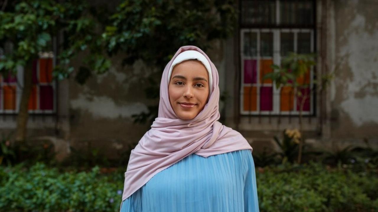 7 Model Gamis Polos Kombinasi Dua Warna, Inspirasi Tampilan Anggun dan Berkelas