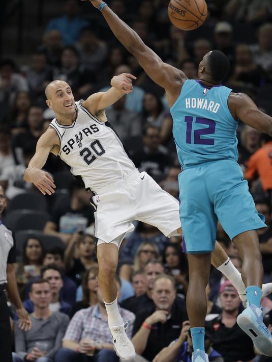Aksi pemain Spurs, Manu Ginobili (20) melepaskan umpan saat diadang pemain Hornets, Dwight Howard (12) pada laga NBA basketball game di AT&T Center, San Antonio, (3/11/2017) waktu setempat. San Antonio menang 108-101. (AP/Eric Gay)