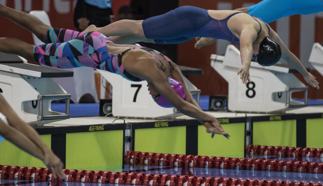 Perenang Indonesia, Syuci Indriani, melompat saat tampil pada renang nomor 200 meter gaya bebas Asian Para Games di Stadion Aquatic Senayan, Jakarta, Minggu (7/10/2018). Syuci berhasil meraih medali perunggu. (Bola.com/Vitalis Yogi Trisna)
