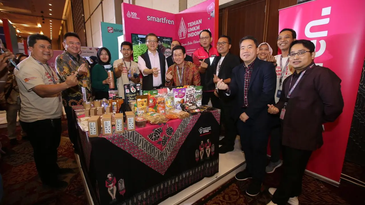 Board Member Sinar Mas, Franky Widjaja (tengah kemeja merah muda), Eka Tjipta Foundation bersama UMKM binaan Smartfren di Sinar Mas Digital Day di ICE BSD. (Dok Sinar Mas)
