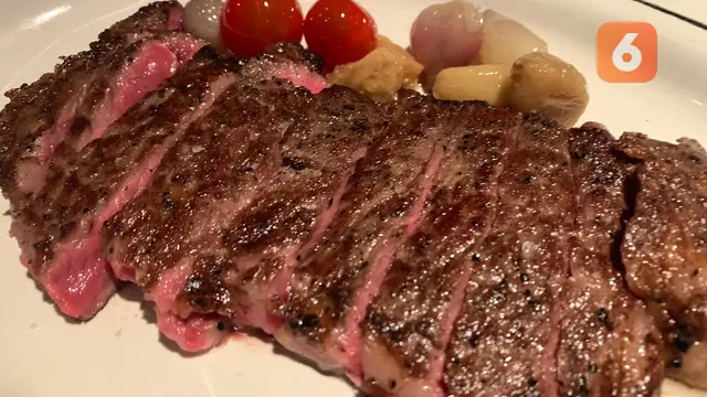 Australian Wagyu Steak sirloin dengan tingkat kematangan medium rare yang disajikan di Meatguy Steakhouse pada Kamis, 1 Februari 2024