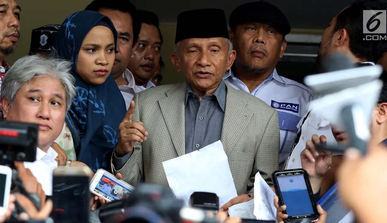 Politikus senior PAN, Amien Rais memberikan pernyataan sebelum memasuki ruang pemeriksaan di Polda Metro Jaya, Jakarta, Rabu (10/10). Ini merupakan pemanggilan kedua Amien Rais dalam kasus hoaks Ratna Sarumpaet. (Liputan6.com/Johan Tallo)