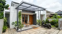 8 Desain Kanopi Teras Minimalis dengan Rangka Hollow dan Atap Transparan