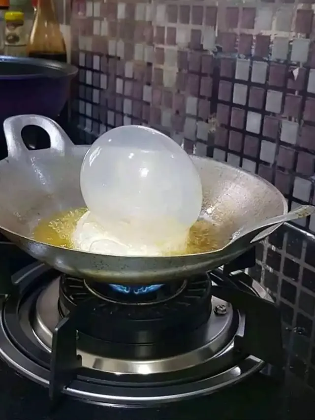 7 Cara Nyeleneh Orang Masak Telur, Ada yang Ngirit Banget