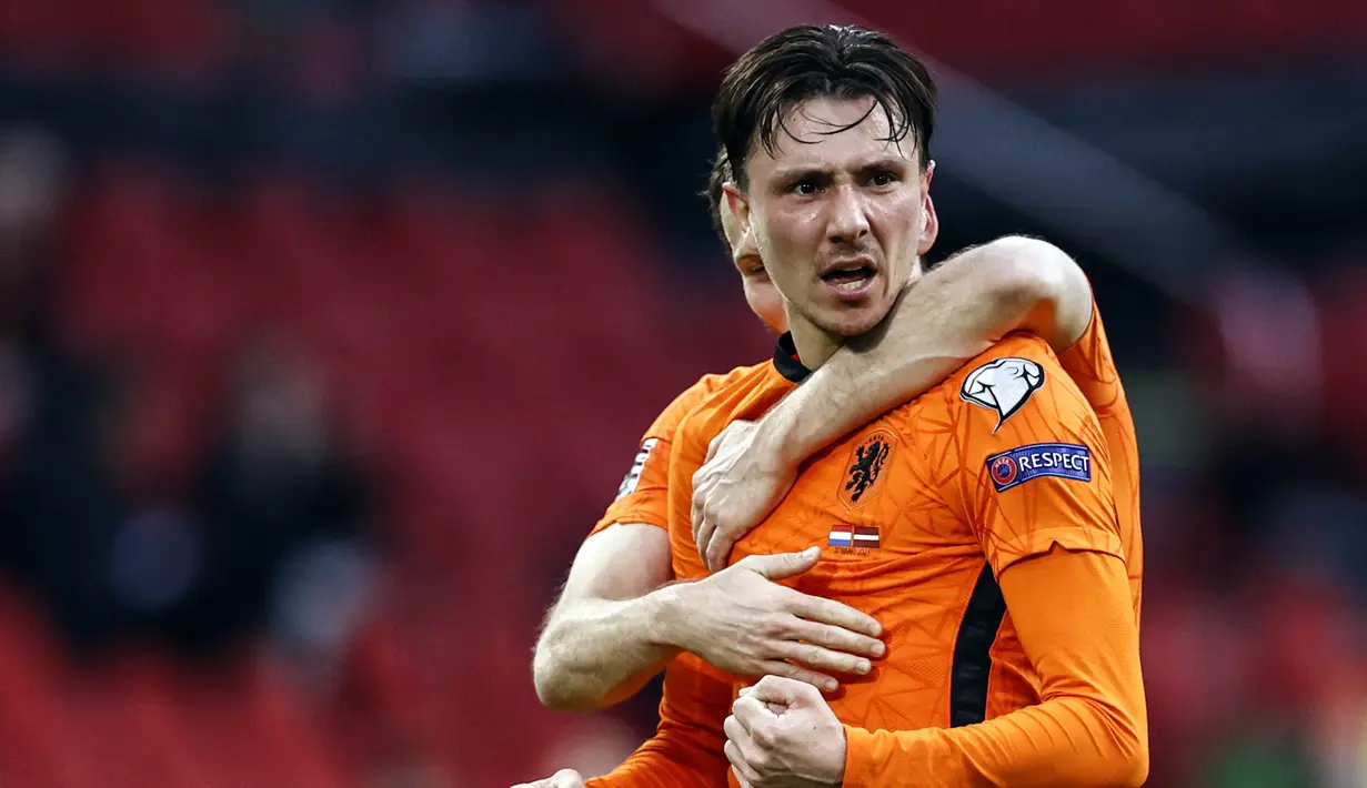 Striker Belanda, Steven Berghuis melakukan selebrasi usai mencetak gol pertama Belanda ke gawang Latvia dalam laga Kualifikasi Piala Dunia 2022 Zona Eropa Grup G di Johan Cruijff Arena, Amsterdam, Sabtu (27/3/2021). Belanda menang 2-0 atas Latvia. (AFP/Maurice van Steen/ANP)