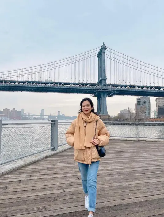 Kali ini, Bunga Zainal tampil bernuansa pastel. Ia memadukan puff jaket dan syal warna cream dengan blue jeans, kece! (Instagram/bungazainal05).