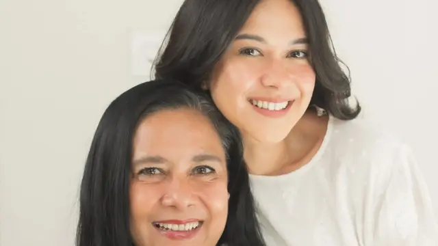 Nana Mirdad bagikan potret kebersamaan bersama Lydia Kandou dengan gaya kompak. [@nanamirdad_]