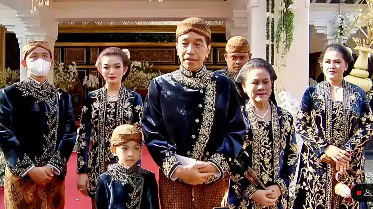 Kebaya dan Beskap Beludru Biru Khas Solo Jadi Busana Keluarga Jokowi di Acara Ngunduh Mantu Kaesang-Erina