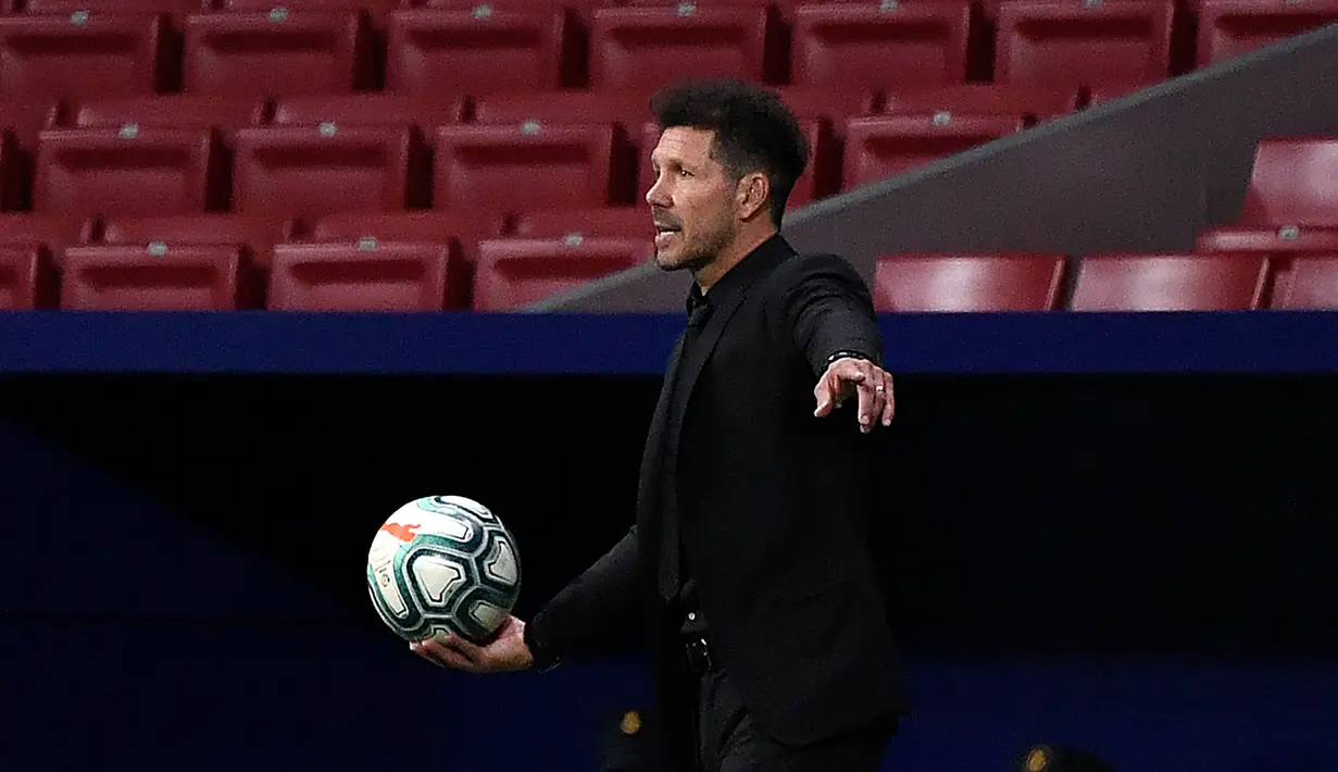 Pelatih Atletico Madrid, Diego Simeone, memberikan arahan kepada pemainnya saat menghadapi Real Mallorca pada laga lanjutan La Liga di Wanda Metropolitano, Sabtu (4/7/2020) dini hari WIB. Atletico Madrid menang 3-0 atas Mallorca. (AFP/Pierre-Philippe Marcou)
