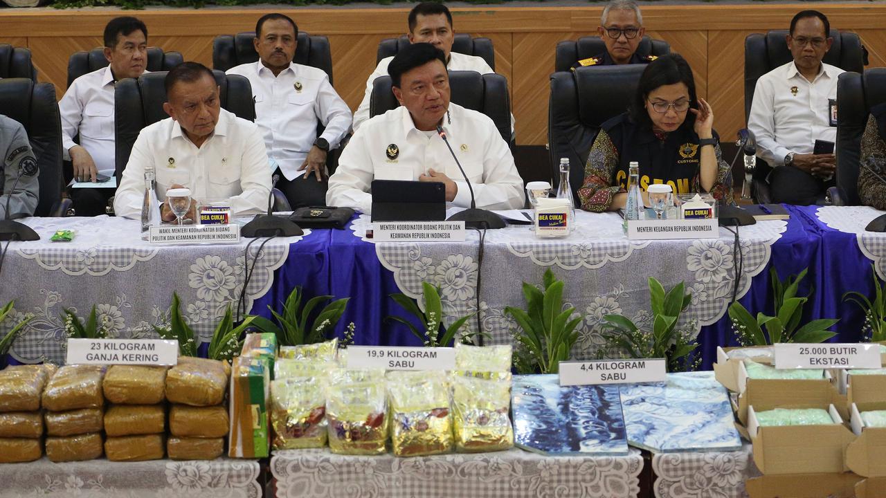 Menko Polkam Budi Gunawan dan Menkeu Sri Mulyani musnahkan barang penyelundupan