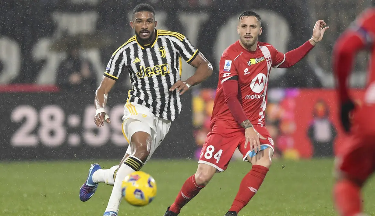 Pemain Juventus, Bremer, saat melawan AC Monza pada laga Italia di Stadion U-Power, Sabtu (2/12/2023). (LaPresse via AP/Claudio Grassi)