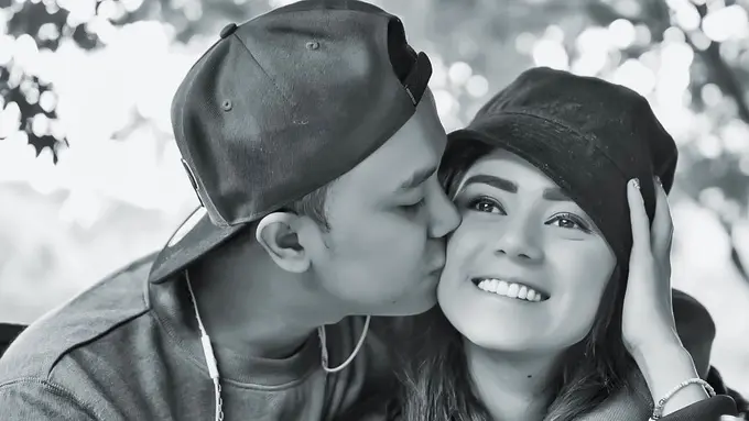 Gugat Cerai, Ini 6 Potret Kenangan Thalita Latief dan Dennis Lyla. (Sumber: Instagram/dennislyla)