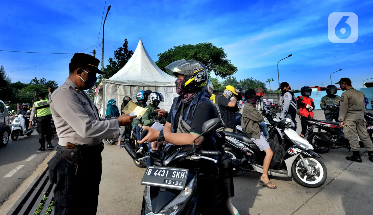 Petugas memeriksa identitas pengendara saat penerapan Pembatasan Sosial Berskala Besar (PSBB) pada check point di Jalan RE Martadinata, perbatasan dengan wilayah Bogor, Tangerang Selatan, Sabtu (18/4/2020). Hari ini Tangerang Raya melakukan  PSBB hingga 3 Mei 2020. (merdeka.com/Arie Basuki)