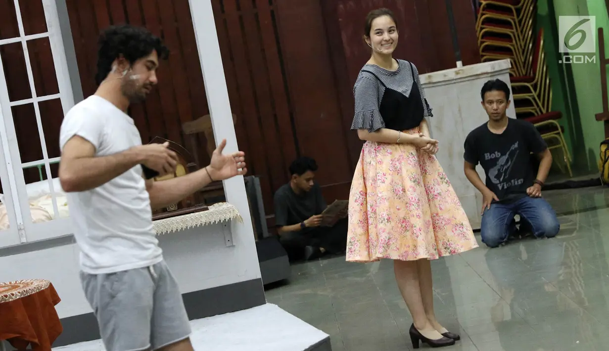 Aktor Reza Rahadian dan aktris Chelsea Islan saat berlatih pentas teater Perempuan-Perempuan Chairil di Gedung Nyi Ageng Serang, Jakarta, Rabu (8/11). (Liputan6.com/Immanuel Antonius)