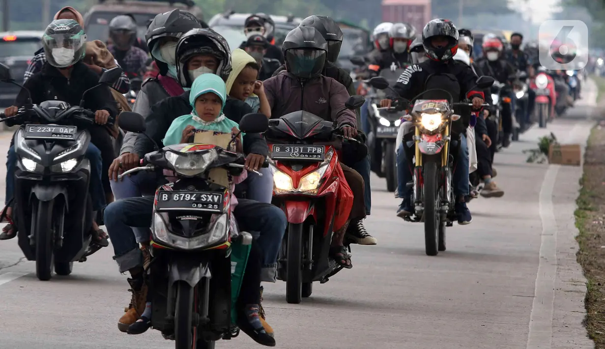 <p>Pemudik yang menggunakan sepeda motor melintasi jalur Pantura daerah Pamanukan, Subang, Jawa Barat, Jumat (29/4/2022). Pada H-3 Lebaran, jalur Pantura dipadati kendaraan pemudik khususnya kendaraan roda dua. (Liputan6.com/Herman Zakharia)</p>