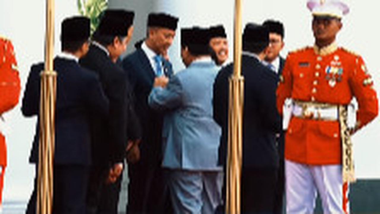 VIDEO: Momen Prabowo Perhatian Rapikan Dasi Menteri Agus Bikin Bahlil Tertawa Terpingkal