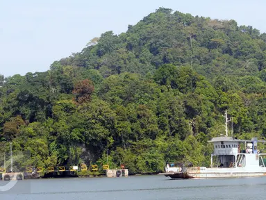 Truk berisikan logistik menyeberang menuju Pulau Nusakambangan menggunakan Kapal Pengayoman melalui dermaga Wijayapura, Cilacap, Jateng, Rabu (27/7). Sejumlah persiapan terus dilakukan menjelang eksekusi hukuman mati jilid III. (Liputan6.com/Helmi Afandi)