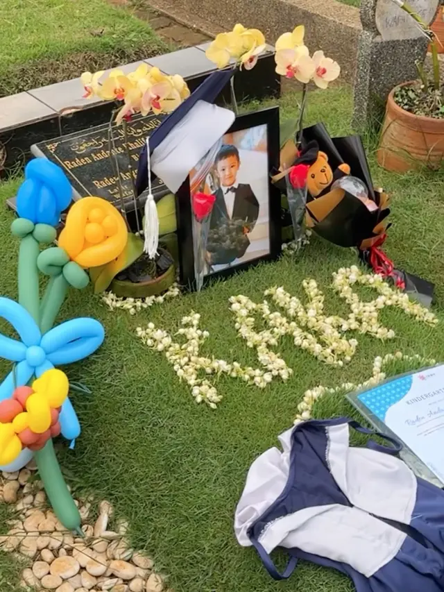 Momen almarhum Dante, anak Tamara Tyasmara dan Angger Dimas, dikenang saat wisuda di sekolah. (Foto: Dok. Instagram @tamaratyasmara)