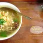 Kuliner satu ini terkenal banget di kota Solo. Dahulunya tempat ini bernama Soto Mbok Giyem