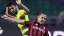 Gelandang AC Milan, Jose Mauri, berebut bola dengan gelandang Borussia Dortmund, Nuri Sahin pada turnamen pramusim ICC 2017 di Stadion Tianhe, Guangzhou, Selasa (18/7/2017). Borussia Dortmund menang 3-1 atas AC Milan. (EPA/Aleksandar Plavevski)