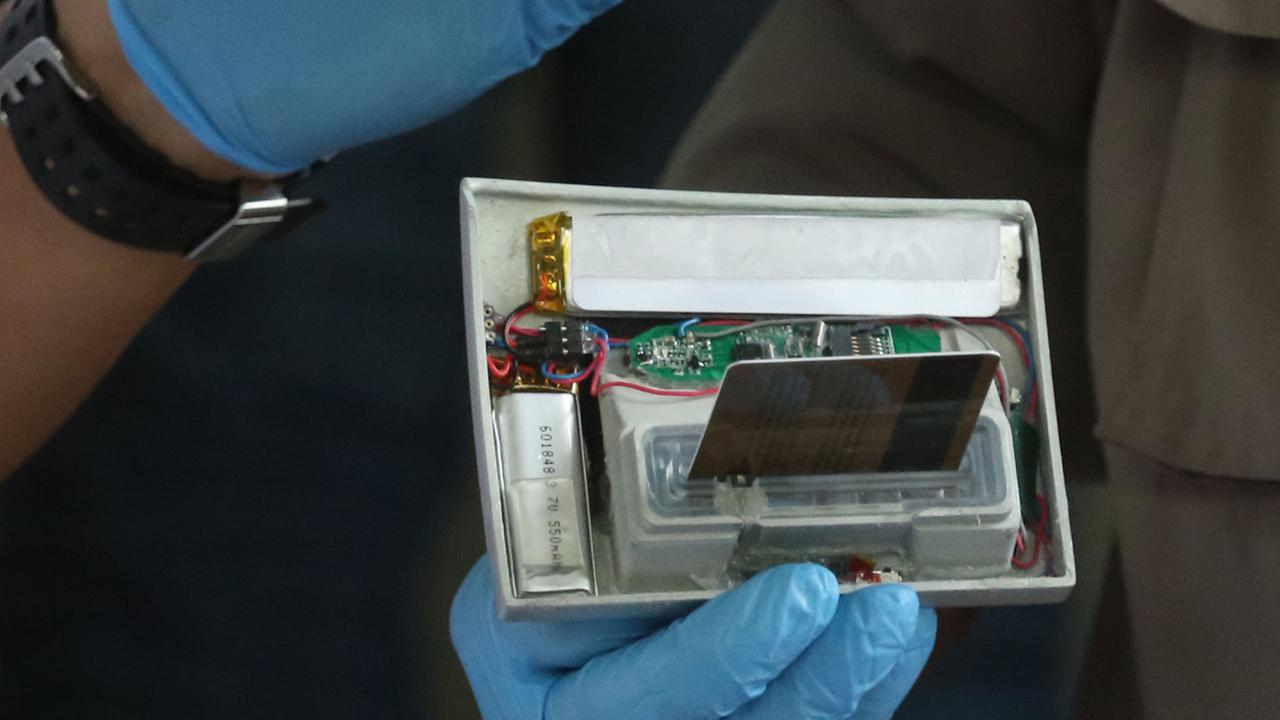 Empat WNA Tersangka Kasus Skimming Tutupi Wajah di Polda