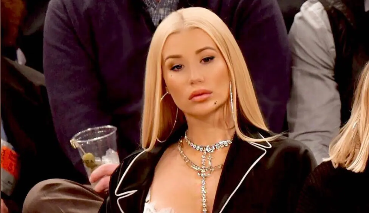 Iggy membakar barang-barang Nick dari yang paling murah ke yang mahal. (instagam/thenewclassic)