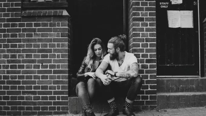 [Bintang] 4 Zodiak Hobi Pacaran sama Bad Boy Meski Sering Kecewa!