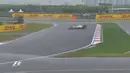 Pebalap Haas F1, Romain Grosjean, melintir di trek yang basah saat latihan bebas ketiga F1 GP China di Sirkuit Internasional Shanghai, China, Sabtu (16/4/2016). (Bola.com/Twitter/F1)