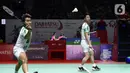 Pebulu tangkis ganda putra Indonesia, Marcus Fernaldi Gideon/Kevin Sanjaya Sukamulio saat bertanding melawan Supak Jomkoh/Kittinupong Kedren (Thailand) pada babak 16 besar Indonesia Masters 2022 di Istora Senayan, Jakarta, Kamis (9/6/2022). Kevin/Marcus unggul 21-14, 8-21, 21-18. (Liputan6.com/Helmi Fithriansyah)