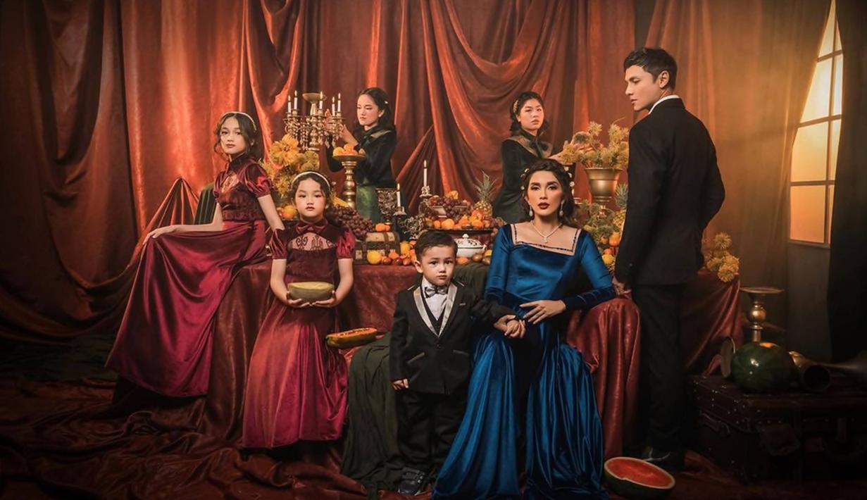 Menjalani pemotretan bersama dengan fotografer kondang Rio Motret, Ussy bersama suami dan kelima anaknya tampil keren dengan gaya bak keluarga kerajaan abad 15. Tampil kompak memakai gaun bersama buah hatinya yang perempuan, sosok Elea yang beranjak remaja pun tampil curi perhatian. (Liputan6.com/IG/@ussypratama)