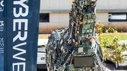 Sebuah replika patung kuda troya bernama "Cyber Horse" yang terbuat dari ribuan komputer dan komponen ponsel yang terinfeksi virus, dipajang di pintu masuk konferensi Cyber Week tahunan di Tel Aviv University, Israel, Senin (20/6). (Jack GUEZ/AFP)