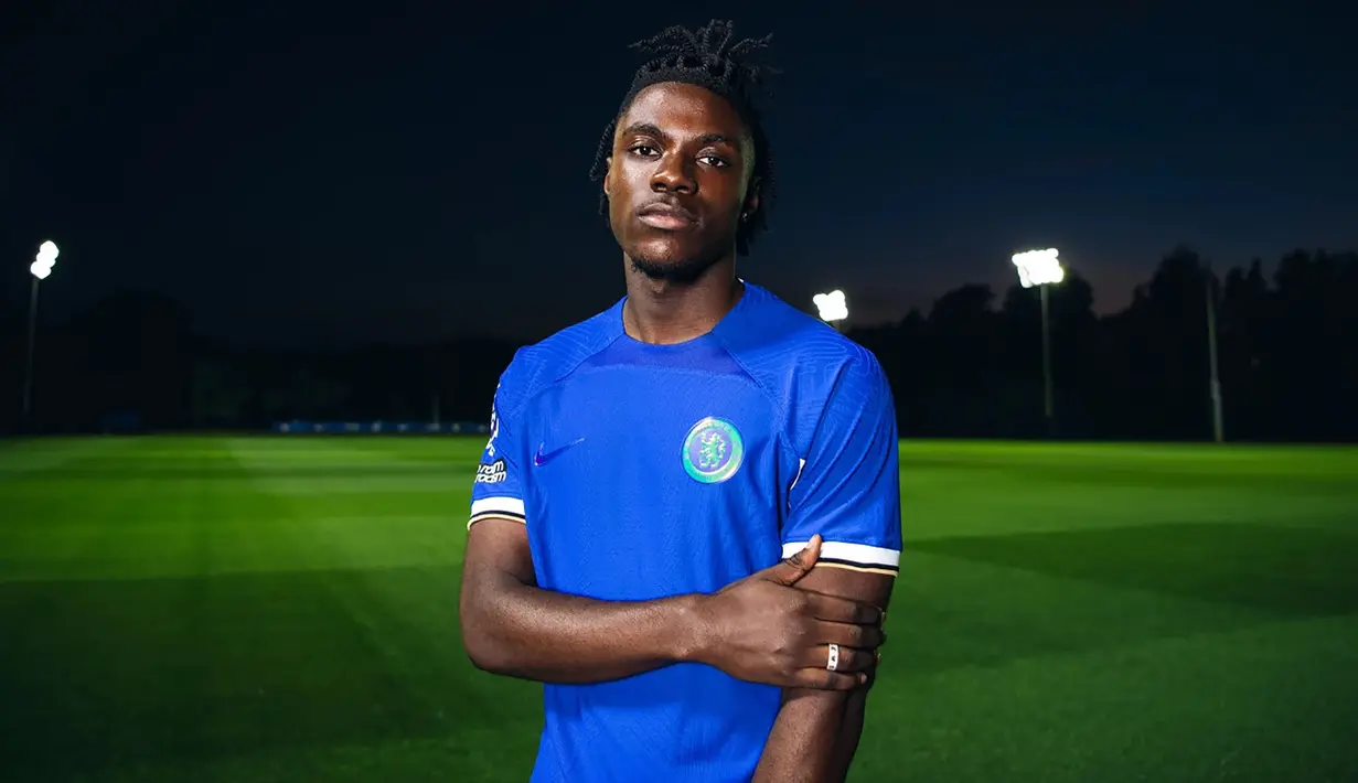 Satu lagi pemain anyar Chelsea yang sama sekali belum dimainkan di semua kompetisi musim 2023/2024, termasuk Premier League adalah Romeo Lavia. Gelandang bertahan asal Belgia yang didapatkan The Blues dengan mahar 62,1 juta euro setelah memenangi persaingan dengan Liverpool ini masih berkutat dengan cedera yang didapatnya bersama klub lamanya, Southampton. (chelseafc.com)